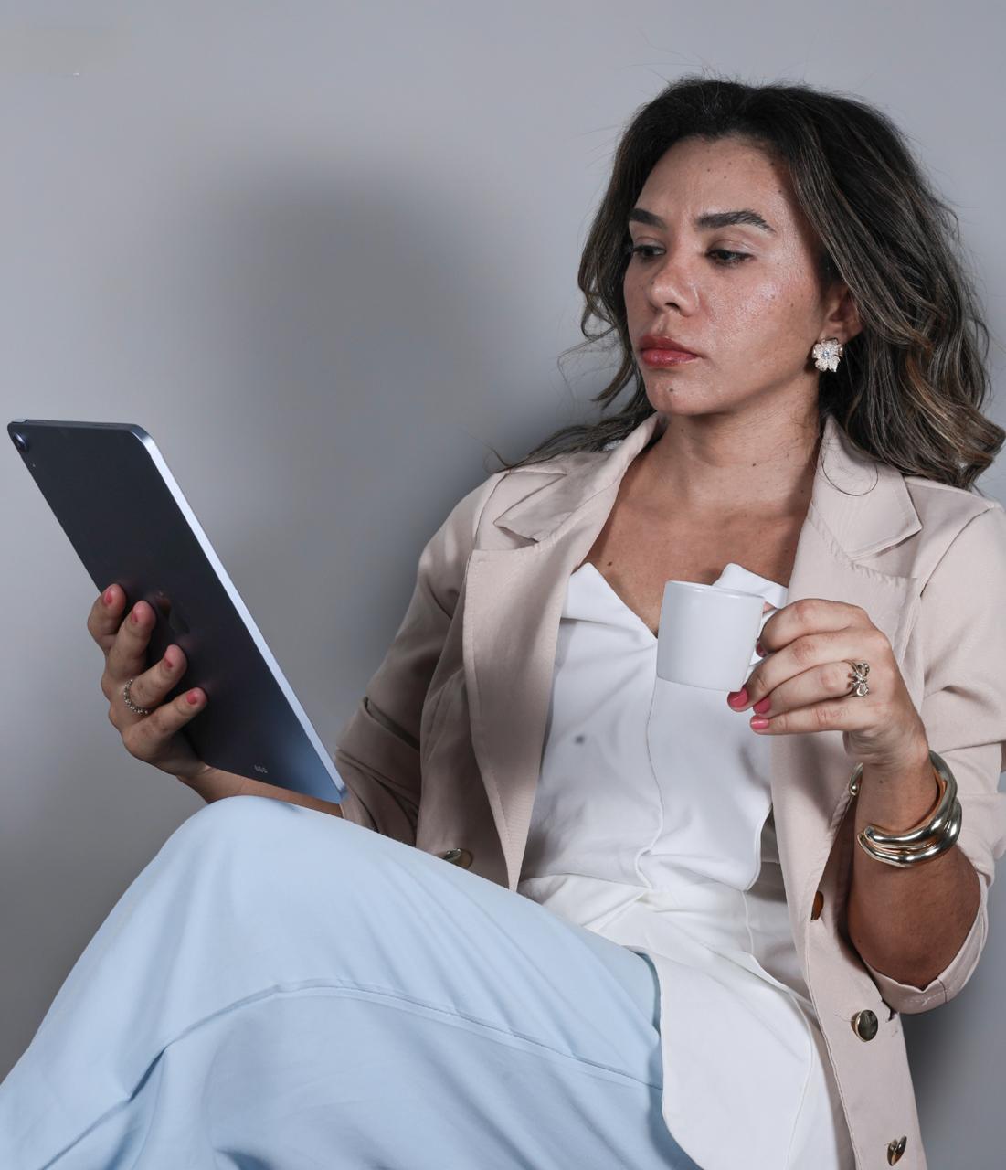 Maria Santos segurando um tablet em um ambiente profissional